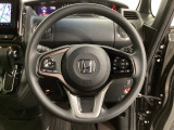 ハンドルにHondaセンシング系のクルーズコントロールやレーンキープアシストなどのスイッチが装備されています。ハンドルから手を離さず安全に操作できます。