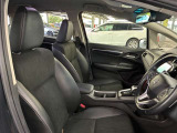 運転席の画像です。足元やシートまわりに余裕があり、リラックスした姿勢で運転が可能です。視界も良好で操作系へのアクセスもしやすく、快適で安心感のあるドライブをサポートします。