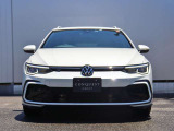 R-Line専用フロントデザインが印象的なGolf Variant TDIです。パールホワイトのボディカラーが美しく、スポーティさと上品さを兼ね備えた一台です。状態も良好でおすすめです。