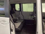狭い駐車場でも、スライドドアならチャイルドシートへのお子さまの乗降や荷物の積載もスムーズ。
