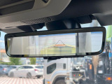 【スマートリヤビューミラー】後席の大きな荷物や同乗者で後方が確認しづらい時でも安心!カメラが撮影した車両後方の映像をルームミラー内に表示。クリアな視界で状況の確認が可能です!