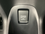 アームレストの後ろ側にはカップホルダーと、その中にあるアクセサリーソケットはUSBのアダプターをつければ移動中に充電もできるので便利です。