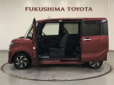【まるごとクリーニング】シートを取り外し、車内を徹底洗浄。隅々まで丁寧に仕上げています。
