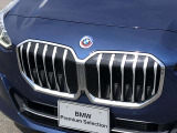 左右のキドニー・グリルの中心にはBMWのエンブレムが鎮座し、個性を放つデザイン性を兼ね備えました。