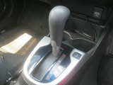 運転のしやすいシフトレバー。