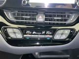 左右独立温度コントロールフルオートエアコンです。運転席、助手席それぞれで独立して温度設定ができます。冷え性の方が乗っても安心ですね♪