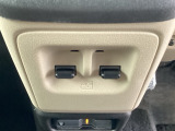 パワーウィンドウスイッチはインパネ中央に配置されており、運転席・助手席どちらからでも操作しやすい設計です。乗り降りの多い業務シーンでも素早く窓操作ができ、使い勝手に優れています。
