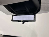 スマートルームミラーで後方の映像がルームミラーで確認できます。