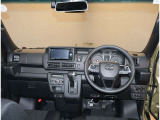 オシャレなインテリアで運転する気分も盛り上がりますよね^^