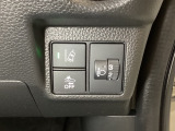 左側電動スライドドアは運転席からでも操作ができるように、ハンドル付近に開閉の操作スイッチが付いています。
