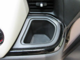 運転席側の手の届きやすい位置にドリンクホルダーが付いています。