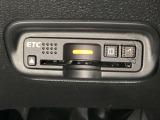 ハンドルの左下にETCがついています。高速道路の料金所の通過も楽々です!。 カードの取り出しもしやすい場所についています。