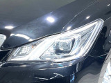【LEDヘッドライト】悪天候や夜間走行時も良好な視界を確保し安心して運転できる高輝度LEDヘッドライトを装備!点灯速度が早く、消費電力も抑えられています。