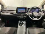 【運転席・助手席】運転席の足もともゆったりで長距離ドライブでも快適に★