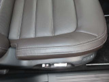 運転席の電動パワーシートとシートメモリーも付いています。