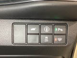 ハンドルの右側にHondaセンシング用のメインスイッチとパワーテールゲートスイッチがついています。パワーテールゲートスイッチは車内からでもテールゲートの開け閉めを電動でできます。
