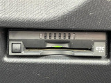 【ETC】有料道路を利用する際に料金所で停止することなく通過できる、ETC車載器(ノンストップ自動料金収受システム機器)が装備されています。セットアップを行うことで利用可能になります。