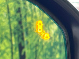 【ブラインドスポットインフォメーション】走行中、ドアミラーの死角になりやすい箇所に後続車が接近するとサイドミラー付近に警告を表示、ドライバーに注意喚起をしてくれます。