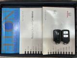 スマートキーは鍵をバッグに入れたままでもドアロックの開閉やエンジンのON・OFFができます。夜間や雨の日も鍵を探さなくて良いので便利です。