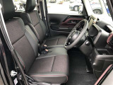 運転席はドライバーが居心地や運転席の快適性を左右する大切な場所です。目立った汚れもなくホールド感も良いので、心地よく使用いただけると思います。