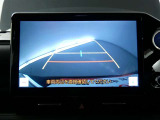 バックガイドモニター付き。車両後方の映像をナビ画面に表示し、駐車などの後退操作をサポートします。