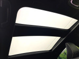 【パノラマルーフ】大型のガラスルーフ搭載で車内の解放感が一気にアップ!開放的なドライブをお楽しみいただけます。
