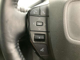 運転中、オーディオの操作をしてて、ハッとしたことはありませんか?ステアリングスイッチは、運転中でもハンドルでオーディオの操作が可能です。安全なドライブをサポートします。
