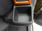 運転席座って直ぐに手の届く位置にドリンクホルダーあります