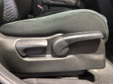 シートハイトアジャスターが付いているので運転姿勢を調整するのに便利ですね。身長に合ったシートポジションは安全運転や疲労軽減にもつながります。