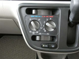 調整が容易なマニュアルエアコンです。夏は快適に、冬も車内の曇りを取ってくれるので安全です♪