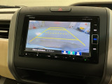 リバースギアに入れるだけで後方の表示へ切り替わります。夜間や雨の日の駐車も楽になりますよ。