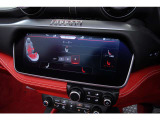 フル電動シート&シートヒーターを装備。運転席メモリー機能も備わり、複数のドライバーが乗車される際の利便性も確保。ホールド性と快適性を兼ね備えた装備内容でございます。