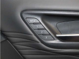 運転席は三人分のシートポジションを記憶します。