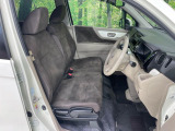 運転席まわりには十分なスペースがあり、大柄な方でもゆったり運転していただける環境です。