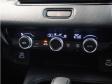 【オートエアコン】温度を設定すれば自動で快適な車内温度を保ちます。エアコン内部の高性能脱臭フィルターで車内のアレルゲンや花粉を除去。