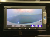 ギヤをR(バック)に入れるとナビの画面に後ろの映像が映るリアカメラ付です。後退時、コンディションが悪い視界でもカラーバックモニターがドライバーをサポートします。