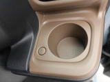 カップホルダーは運転席や助手席からちょうど手の届く位置です!!