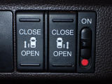 運転席からもスライドドアをボタン操作でスピーディーに開閉できます!またスマートキーでも操作できるので便利です。