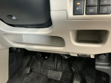 【収納部】パッと手に取りたい小物の置き場に便利。その他、沢山の収納部がございます。