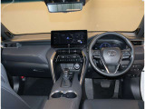 デザインもよく、居心地のよい運転席ですね。分かりやすいスイッチ類ですから操作もしやすく運転をサポートします。ぜひご来店いただき、実際にお座りいただいてステアリングを握ってみてください!