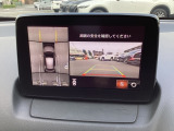狭い場所での駐車やすれ違いなどでより的確な運転操作に役立つ360&deg;ビューモニターが装備されています。