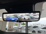 【デジタルインナーミラー】後席の大きな荷物や同乗者で後方が確認しづらい時でも安心!カメラが撮影した車両後方の映像をルームミラー内に表示。クリアな視界で状況の確認が可能です!