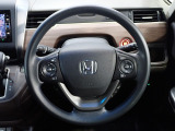 ハンドル左側にはオーディオ操作が出来るオーディオリモートコントロールスイッチ、右側にはHonda SENSINGとオートクルーズコントロールのスイッチを装備!