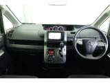 【まるまるクリーニング】内装工程では、中古車を気持ちよくお乗りいただけるよう清掃しております。シートの洗浄はもちろん、ニオイの元となるフロアカーペットまで洗浄・消臭を実施。