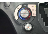 オートエアコン搭載です。温度を設定しておけば後は車が自動で風量などを調節してくれます。