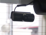 ◆車内カメラ◆前方・後方はもちろん、車内向きのカメラでも記録。左右をワイドに撮ることができ、幅寄せや側面衝突、威圧的なドライバーの危険行為など、クルマ周囲のトラブルもしっかり記録できます。