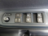 パワーウィンドウスイッチで運転席から全席の窓の開閉ができます。