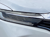 シャープなデザインの明るくて長寿命のLEDヘッドライト採用