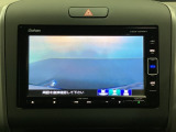 ギヤをR(バック)に入れるとナビの画面に後ろの映像が映るリアカメラ付です。後退時、コンディションが悪い視界でもカラーバックモニターがドライバーをサポートします。