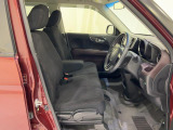 すわり心地の良い運転席・助手席です。長時間のドライブの疲れ軽減に貢献します。どうぞ快適なドライブを。